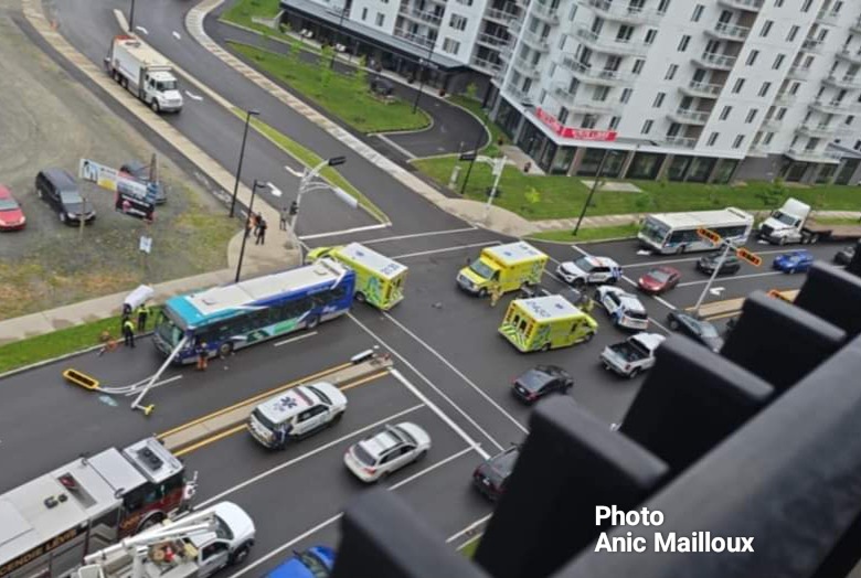 Accident à Lévis: Une autopatrouille de la SQ et un autobus de la STL impliqués 