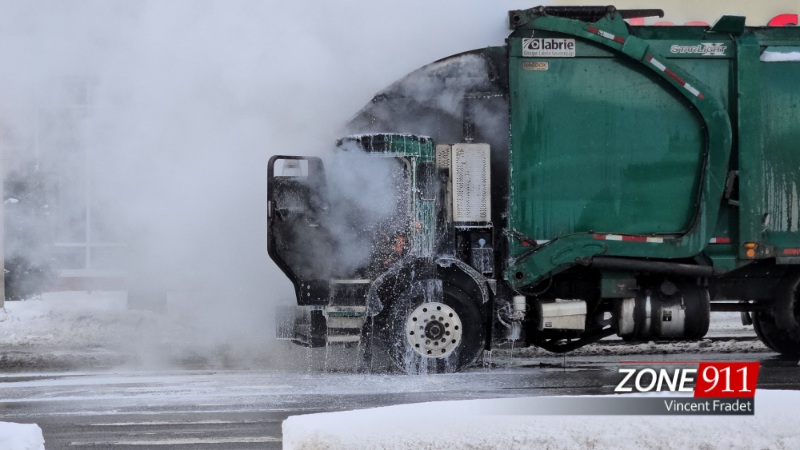  Un camion de vidanges complètement en feu à Québec