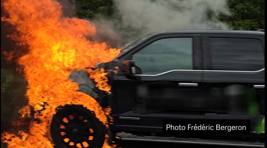 Une camionnette complètement en feu sur l'autoroute 20 Ouest
