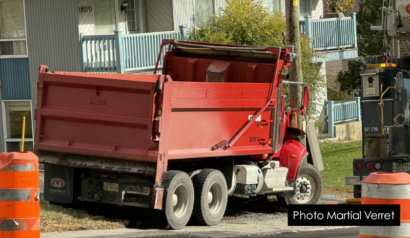 Un camion s’encastre dans un poteau d’Hydro-Québec sur le boulevard Henri-Bourassa