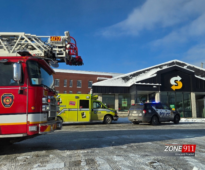 ACCIDENTS - Deux véhicules causent des dommages à des bâtiments commerciaux à Québec