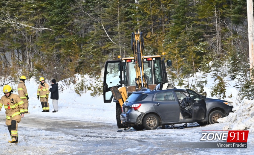 Grave accident à Château-Richer collision entre un véhicule et une excavatrice 