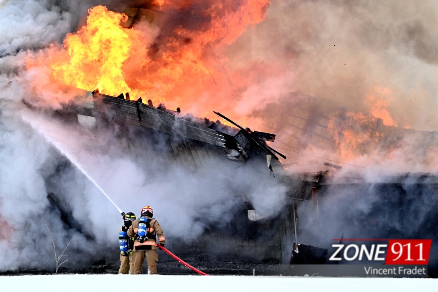 DERNIÈRE HEURE Incendie majeur dans un bâtiment de ferme 